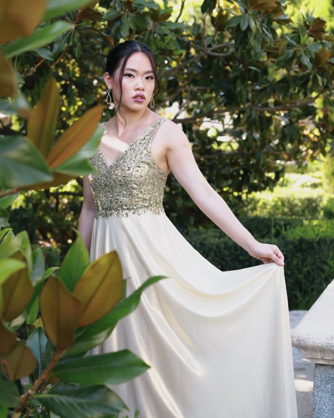 Vestido de gala de Atelier Vitoria: Champán con pedrería, escote en V
