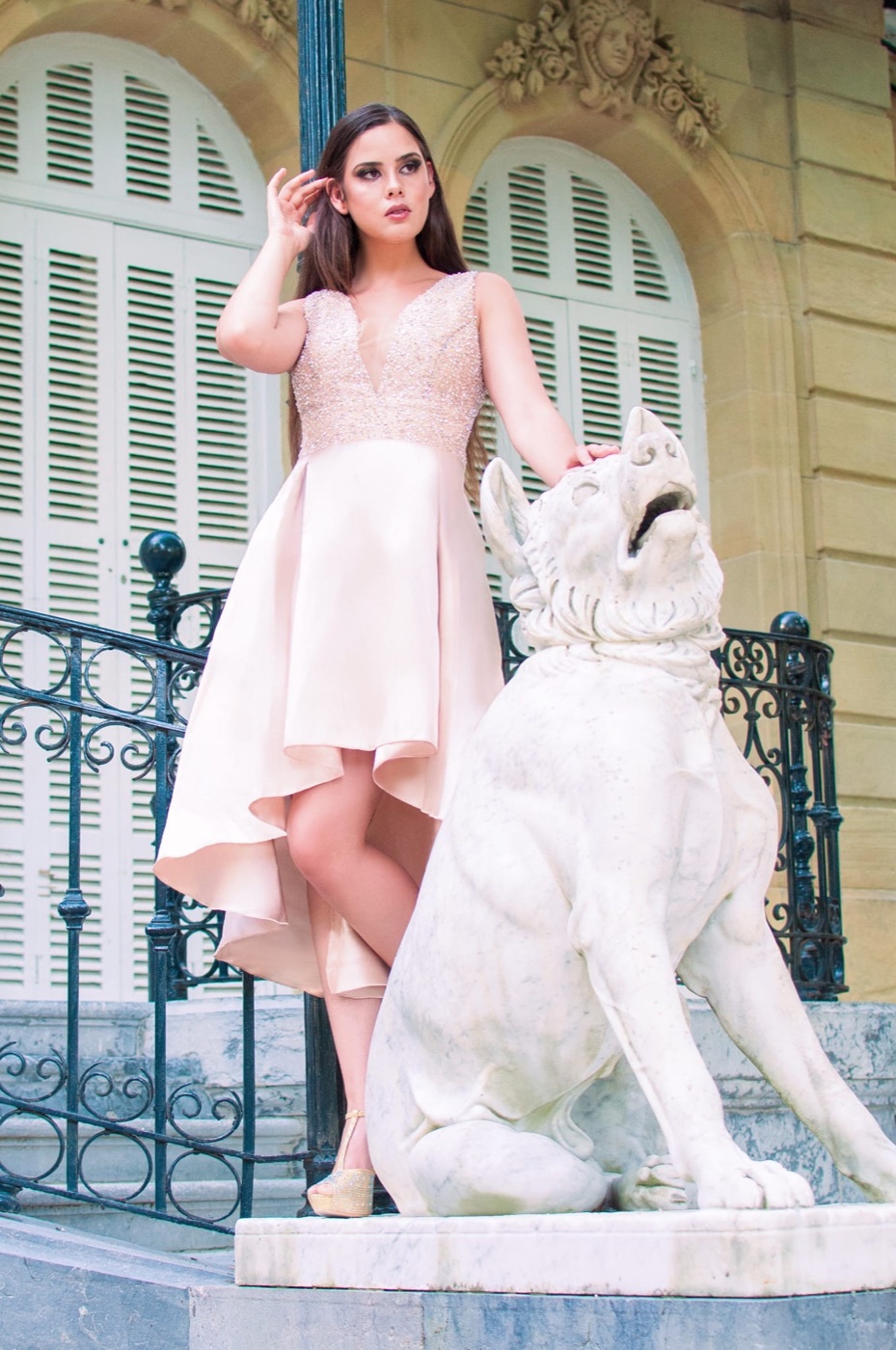 Vestido de gala de Atelier Vitoria: Blush asimétrico con pedrería