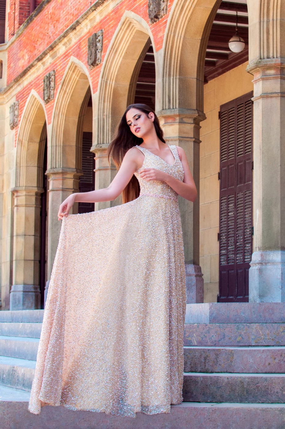 Vestido de gala de Atelier Vitoria: Pedrería bordada sobre champán