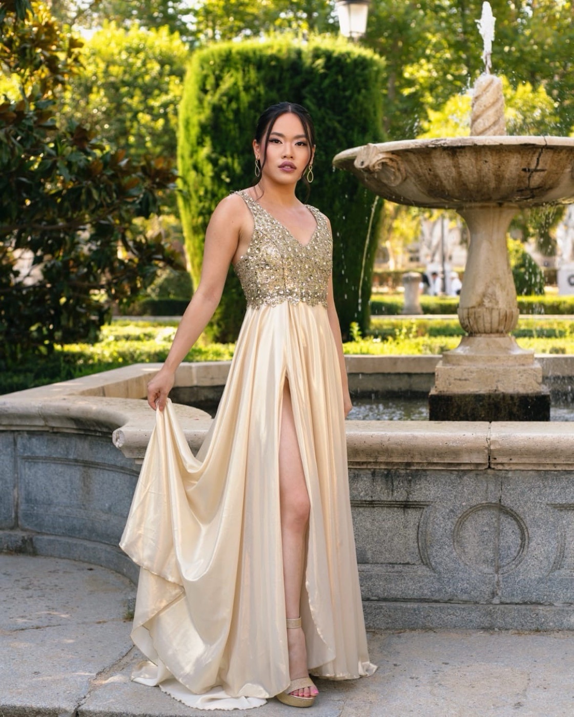 Vestido de gala de Atelier Vitoria: Dorado con pedrería, escote en V
