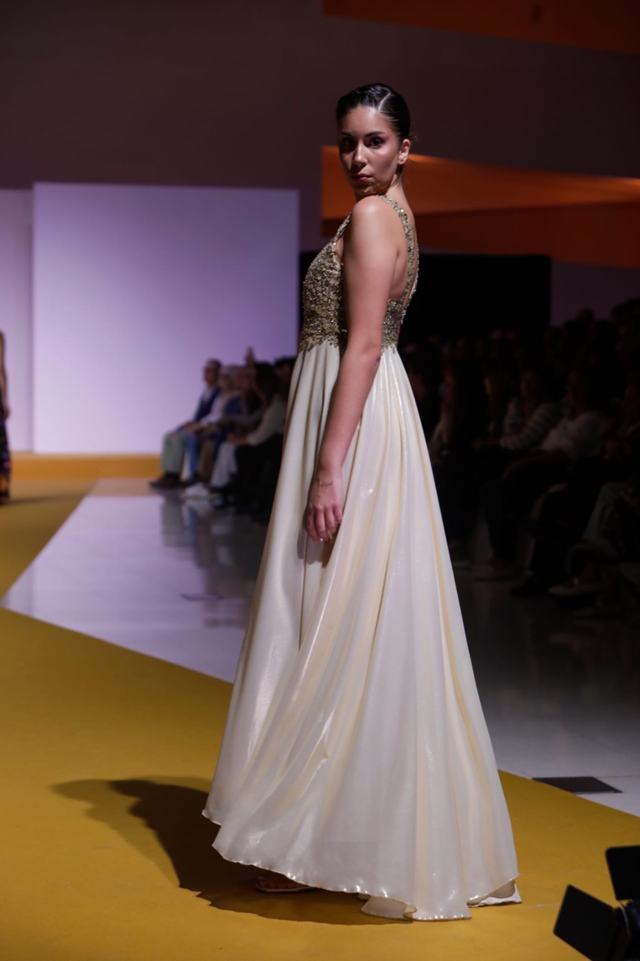 Vestido de gala de Atelier Vitoria: Pedrería dorada, espalda descubierta