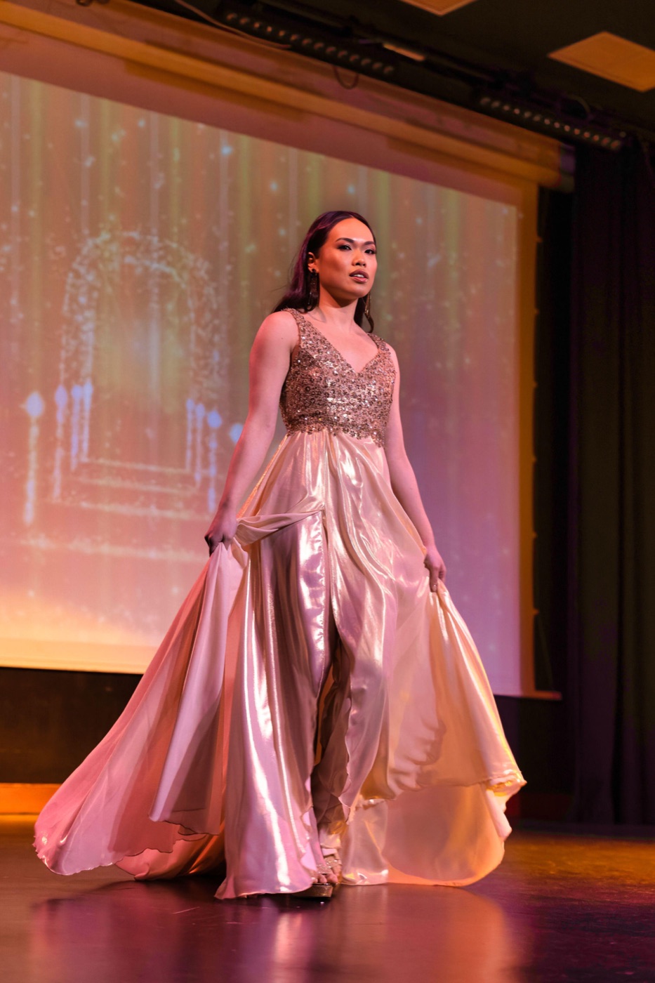 Vestido de gala de Atelier Vitoria: Metalizado en champán y rosa