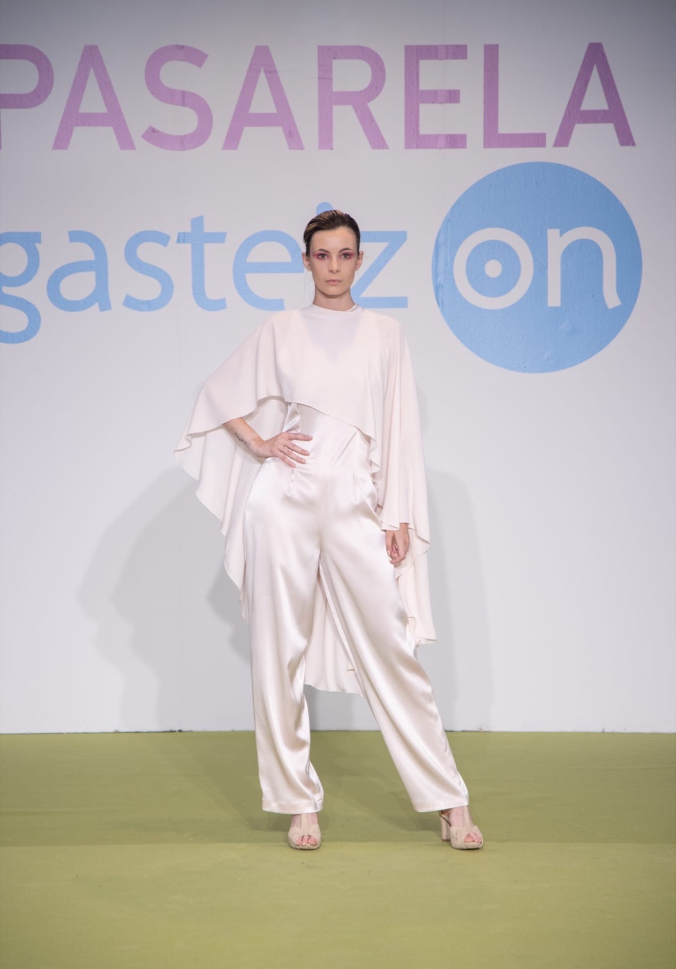 Conjunto de Atelier Vitoria: Capa y pantalón en satén crudo