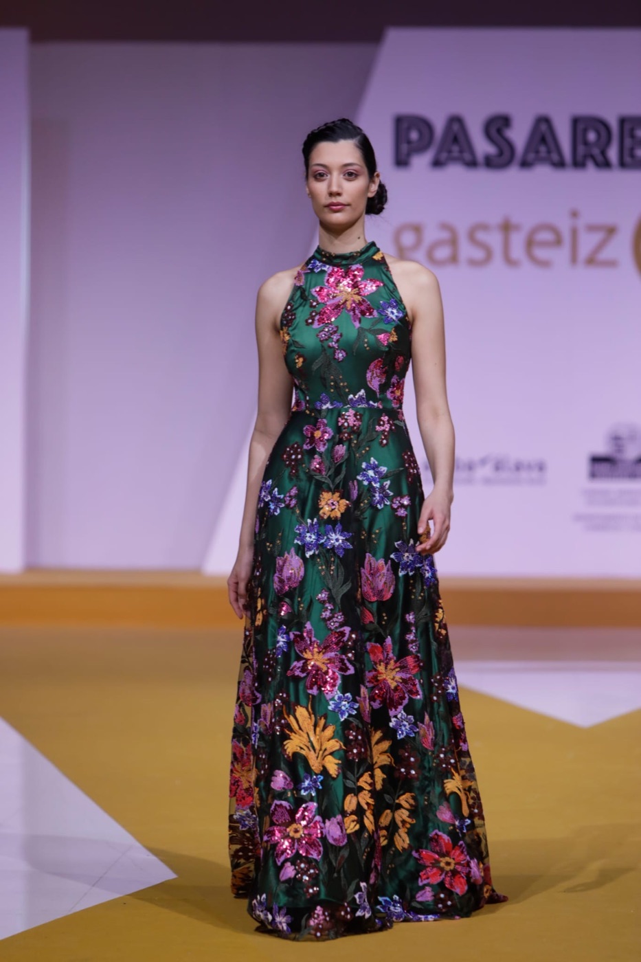Pasarela de Atelier Vitoria: Verde esmeralda, bordado a mano