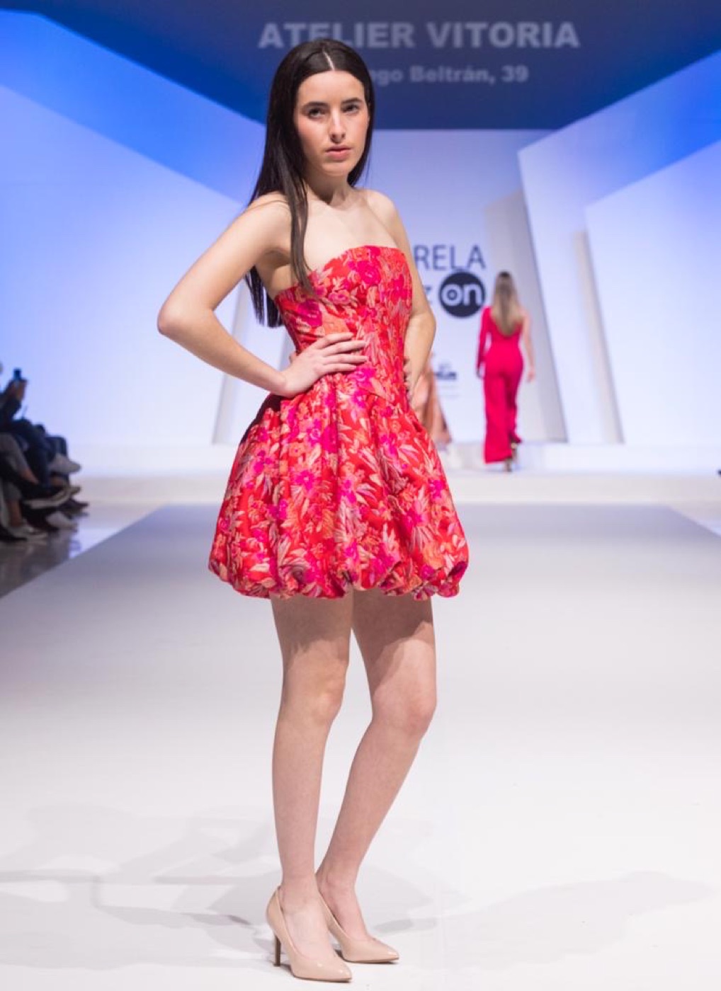 Vestido corto de Atelier Vitoria: Floral rojo y rosa, falda globo