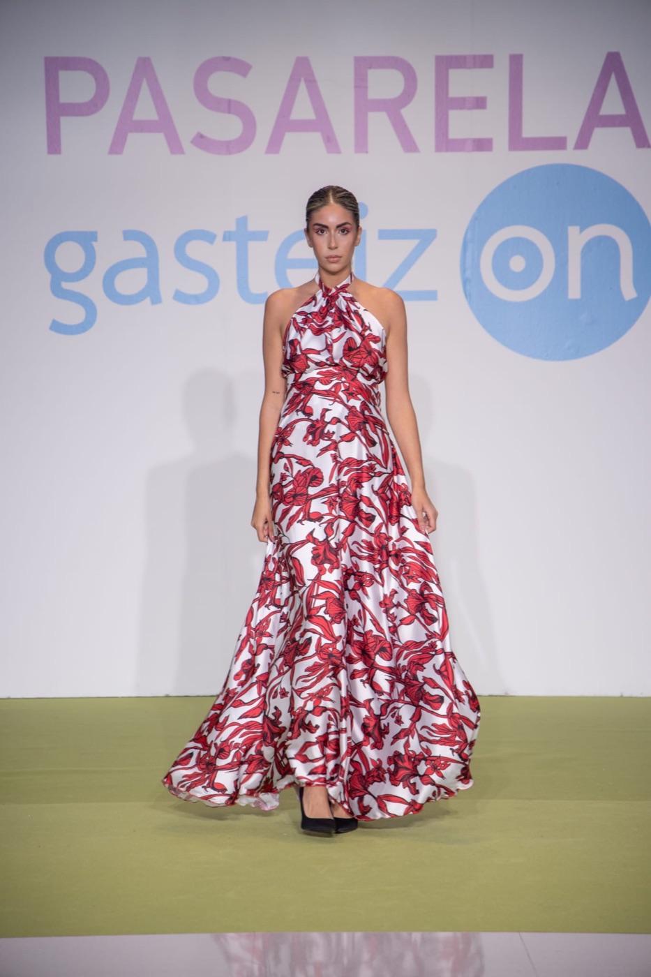 Vestido de gala de Atelier Vitoria: Rojo y blanco, estampado floral