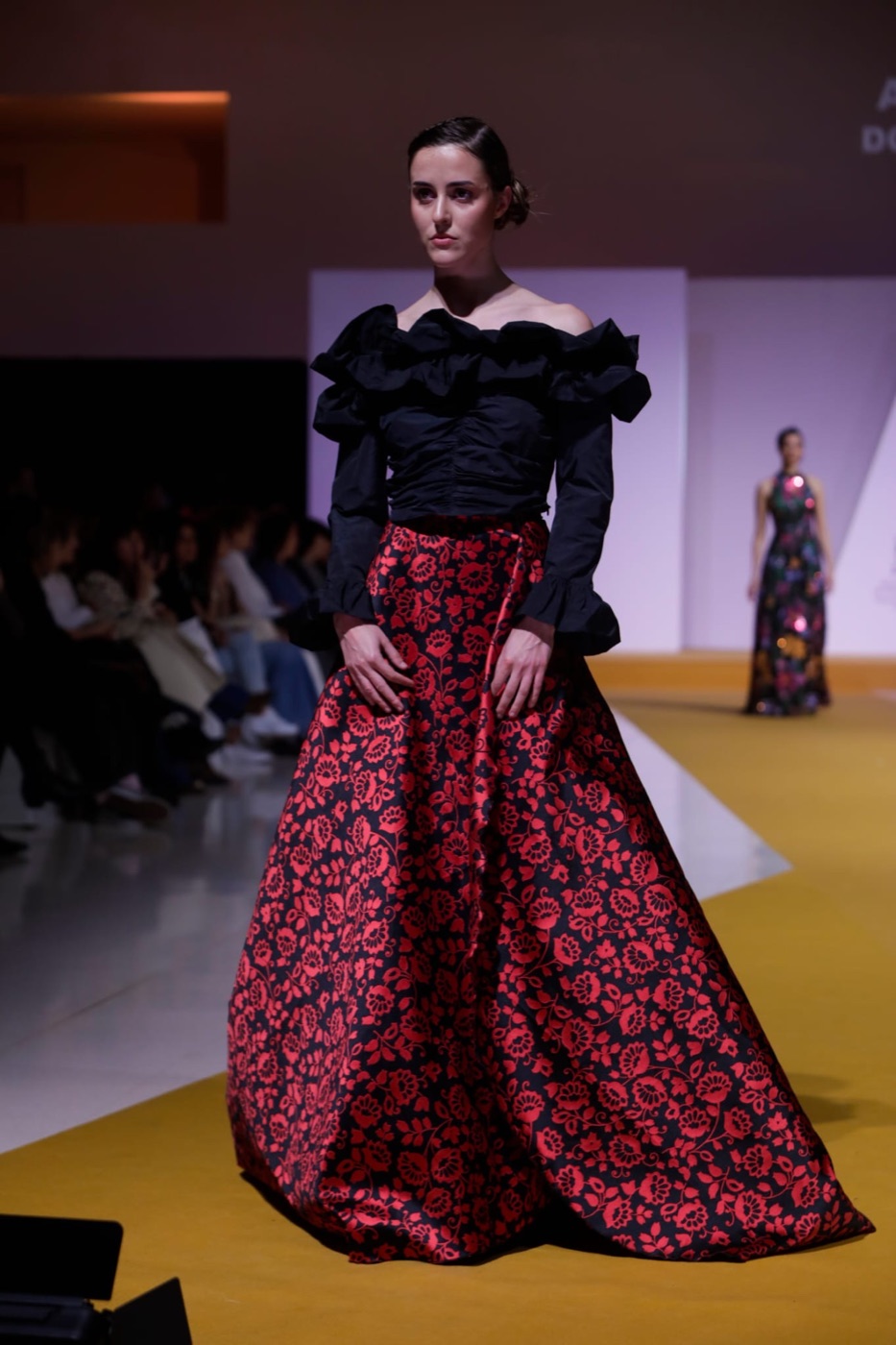 Conjunto de Atelier Vitoria: Blusa negra y falda floral roja