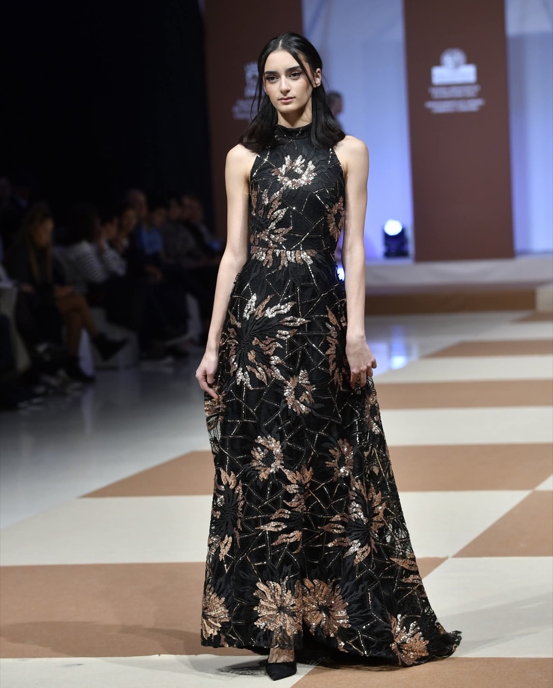 Vestido de gala de Atelier Vitoria: Negro con bordado floral cobre
