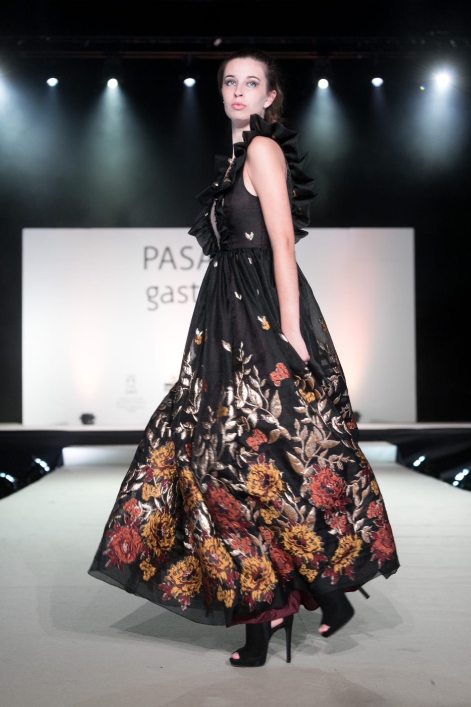 Vestido de gala de Atelier Vitoria: Negro con bordado floral metalizado
