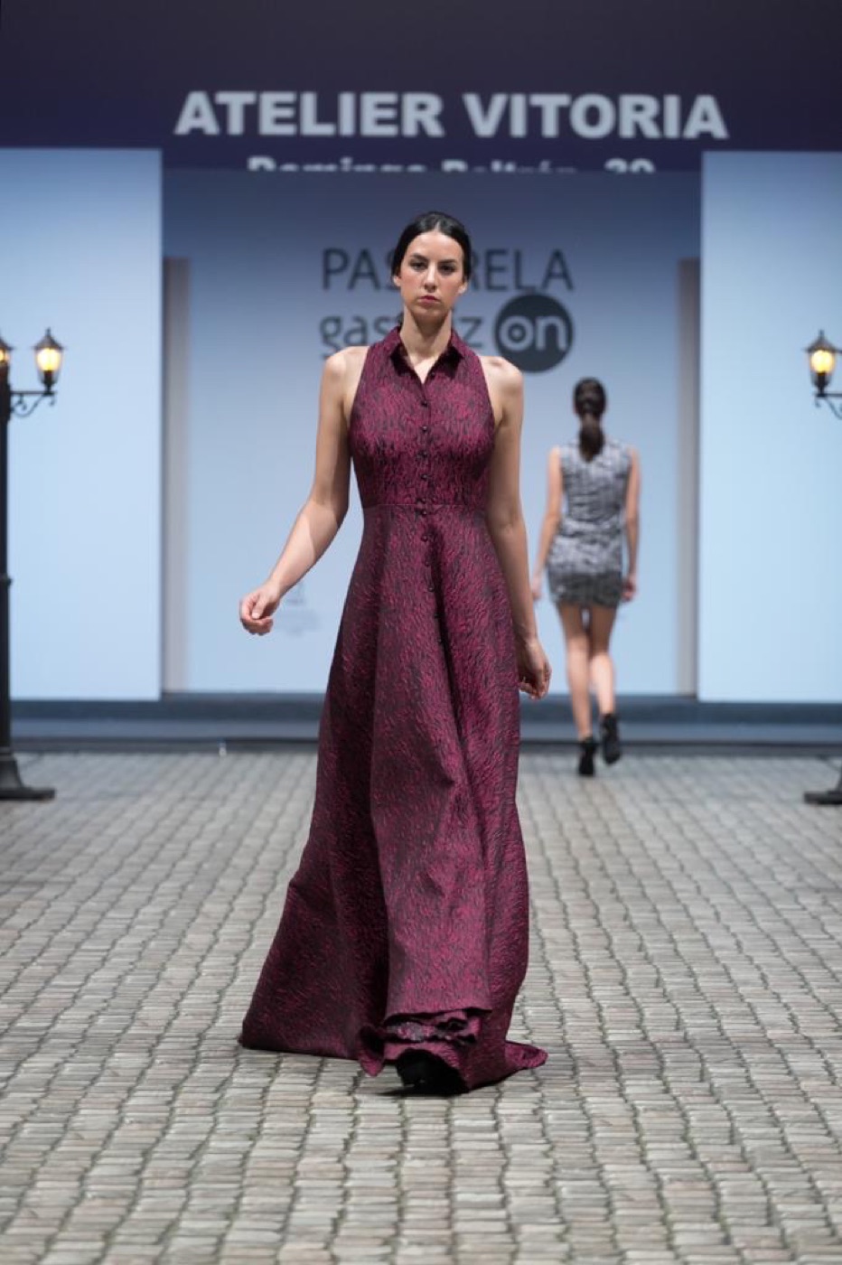 Vestido de gala de Atelier Vitoria: Jacquard en burdeos
