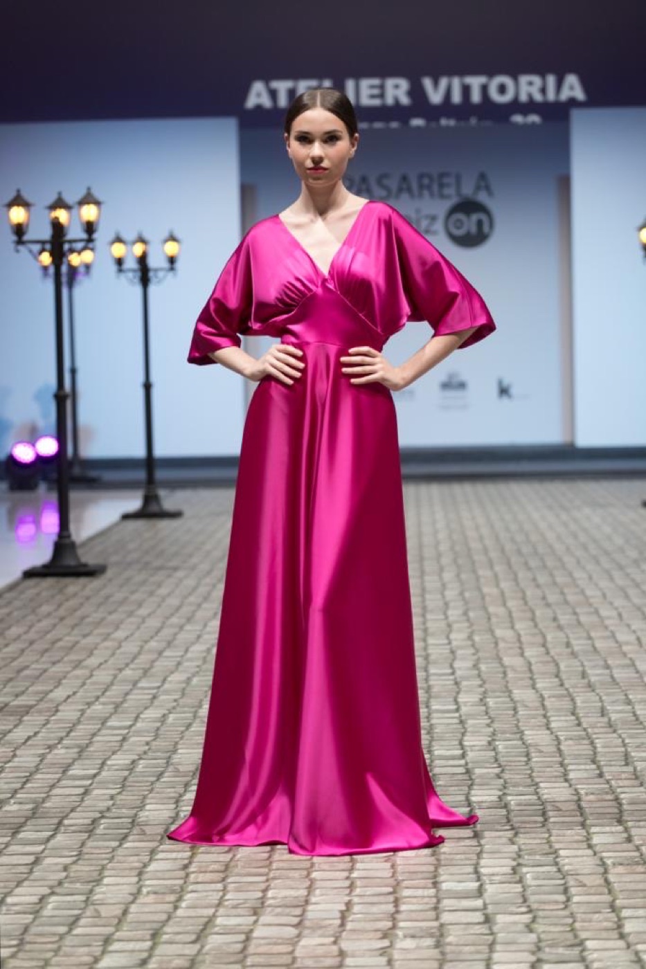Vestido de gala de Atelier Vitoria: Magenta en satén, manga kimono