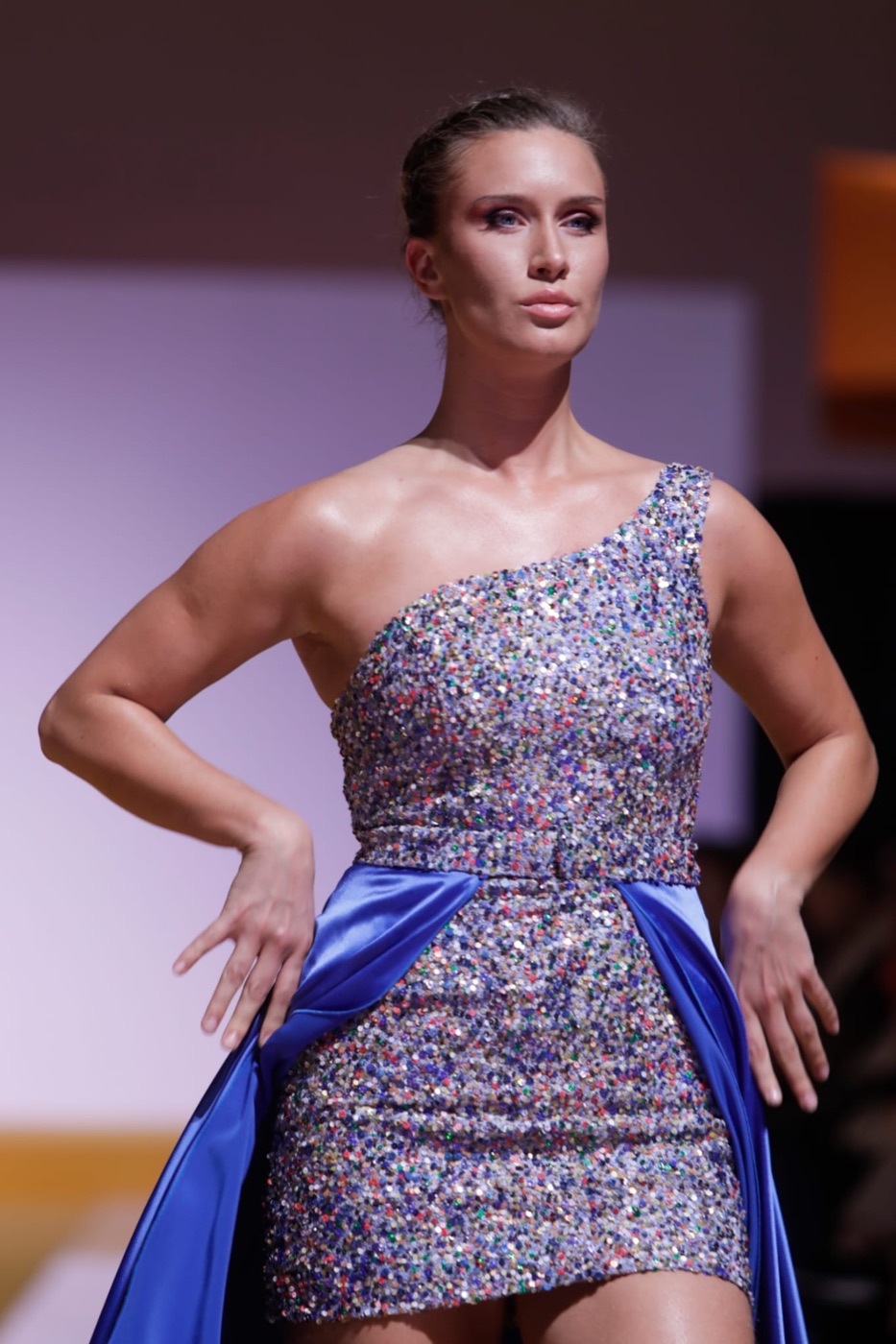 Pasarela de Atelier Vitoria: Lentejuelas multicolor y lazo azul
