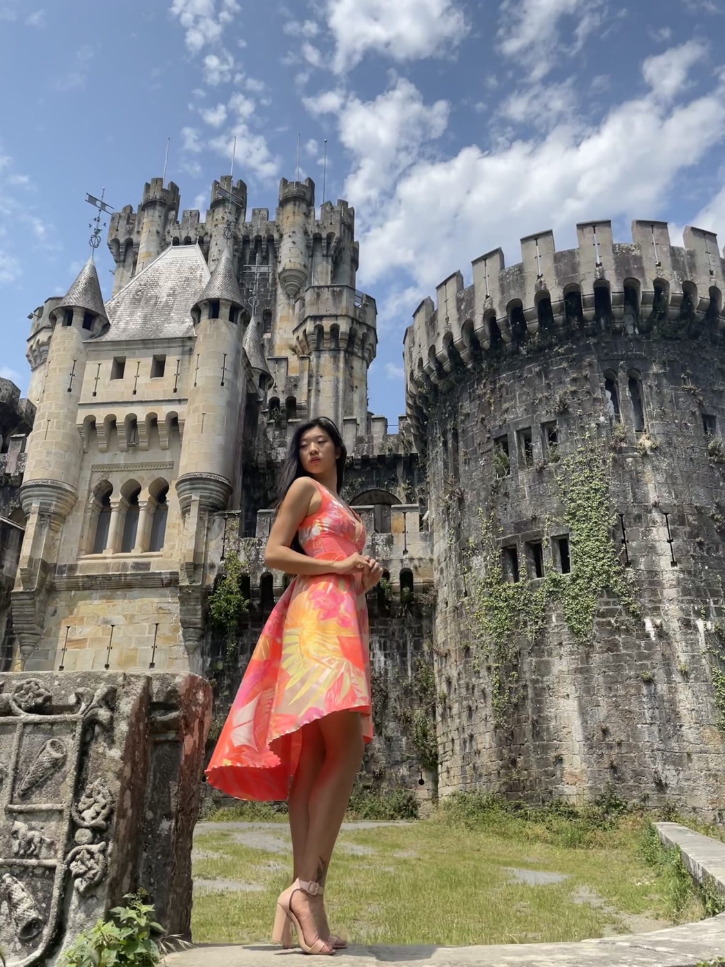 Vestido de gala de Atelier Vitoria: Print tropical en coral y naranja