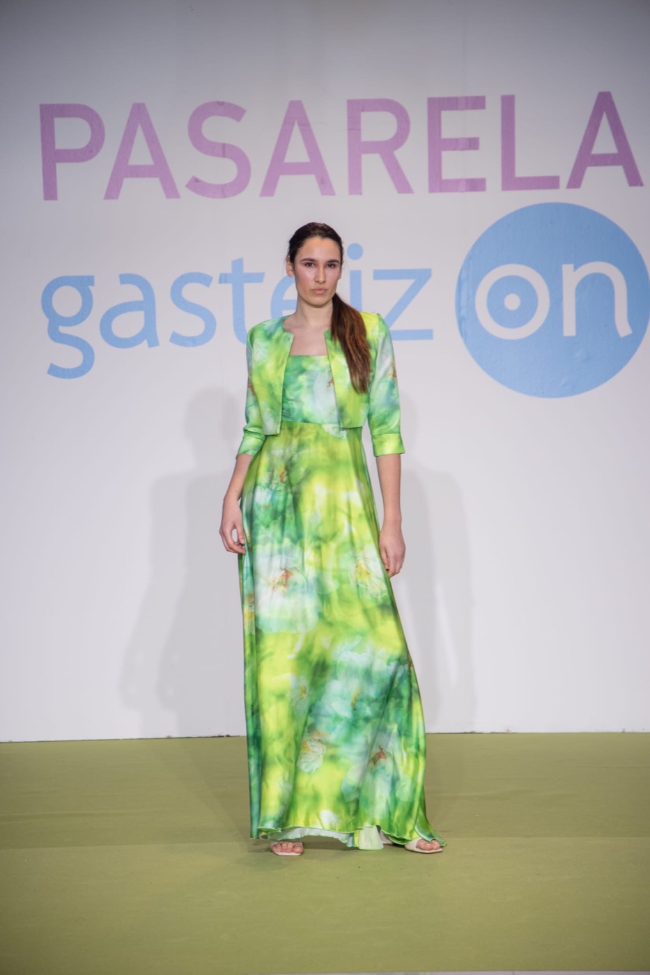 Conjunto de Atelier Vitoria: Tie-dye verde con chaqueta corta