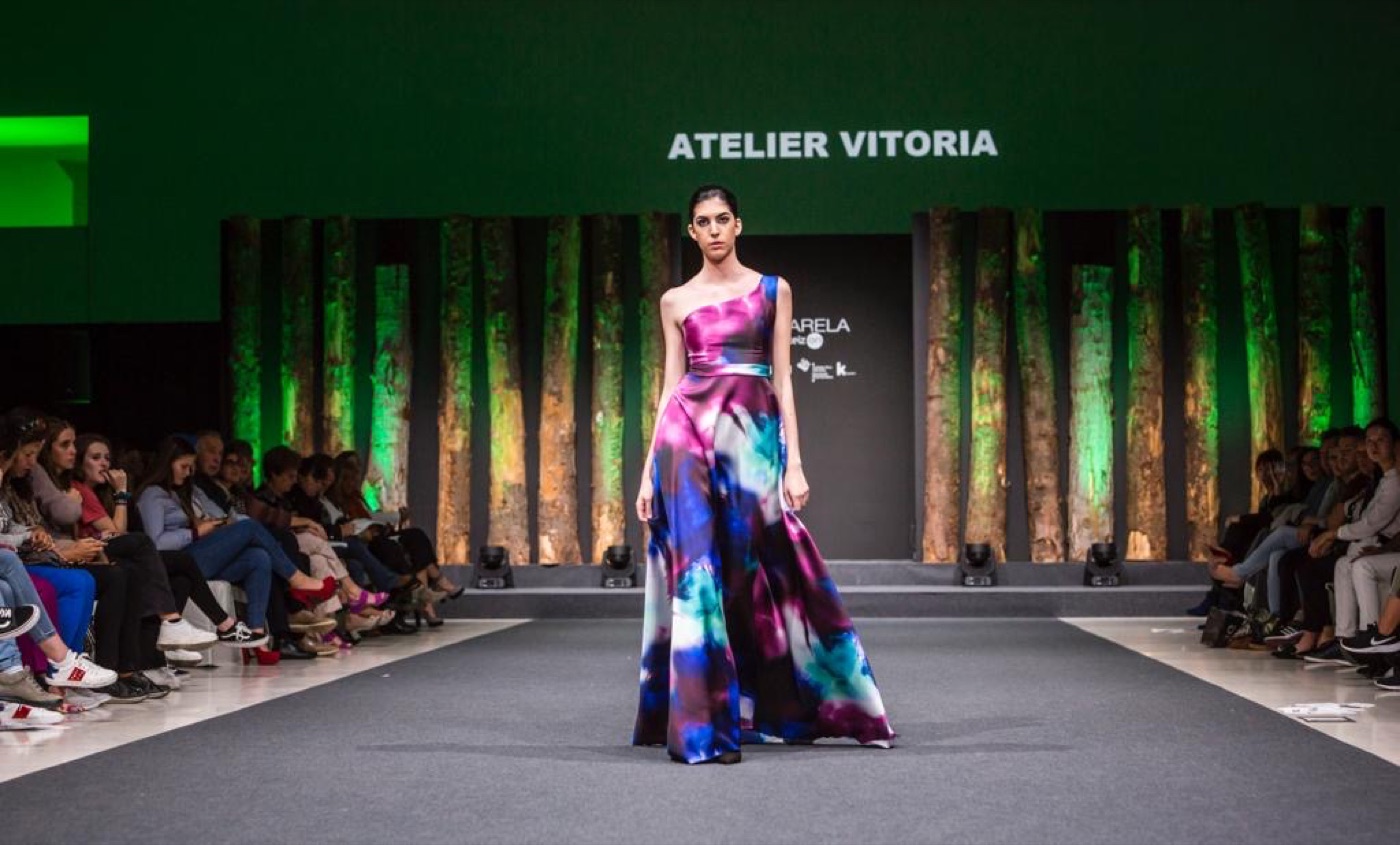 Vestido de gala de Atelier Vitoria: Tie-dye en magenta y azul