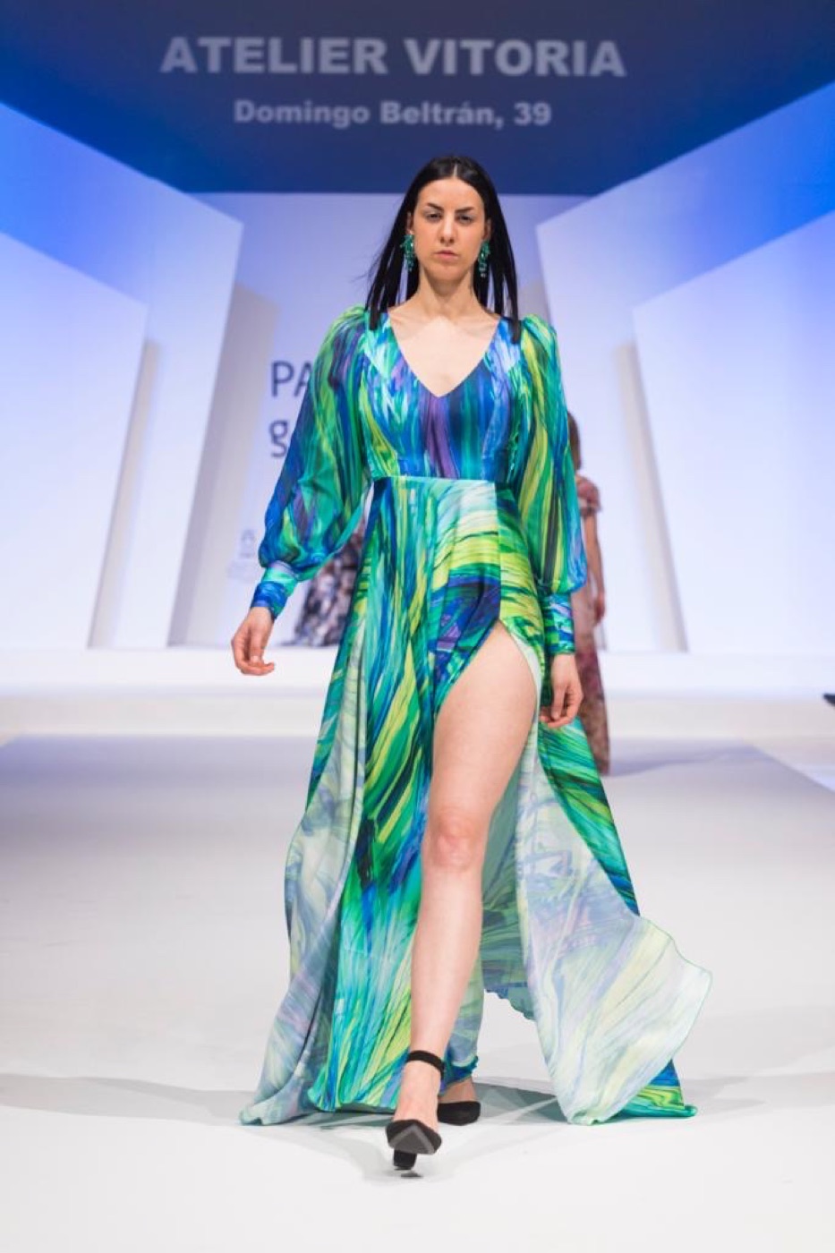 Vestido de gala de Atelier Vitoria: Print abstracto en azul y verde