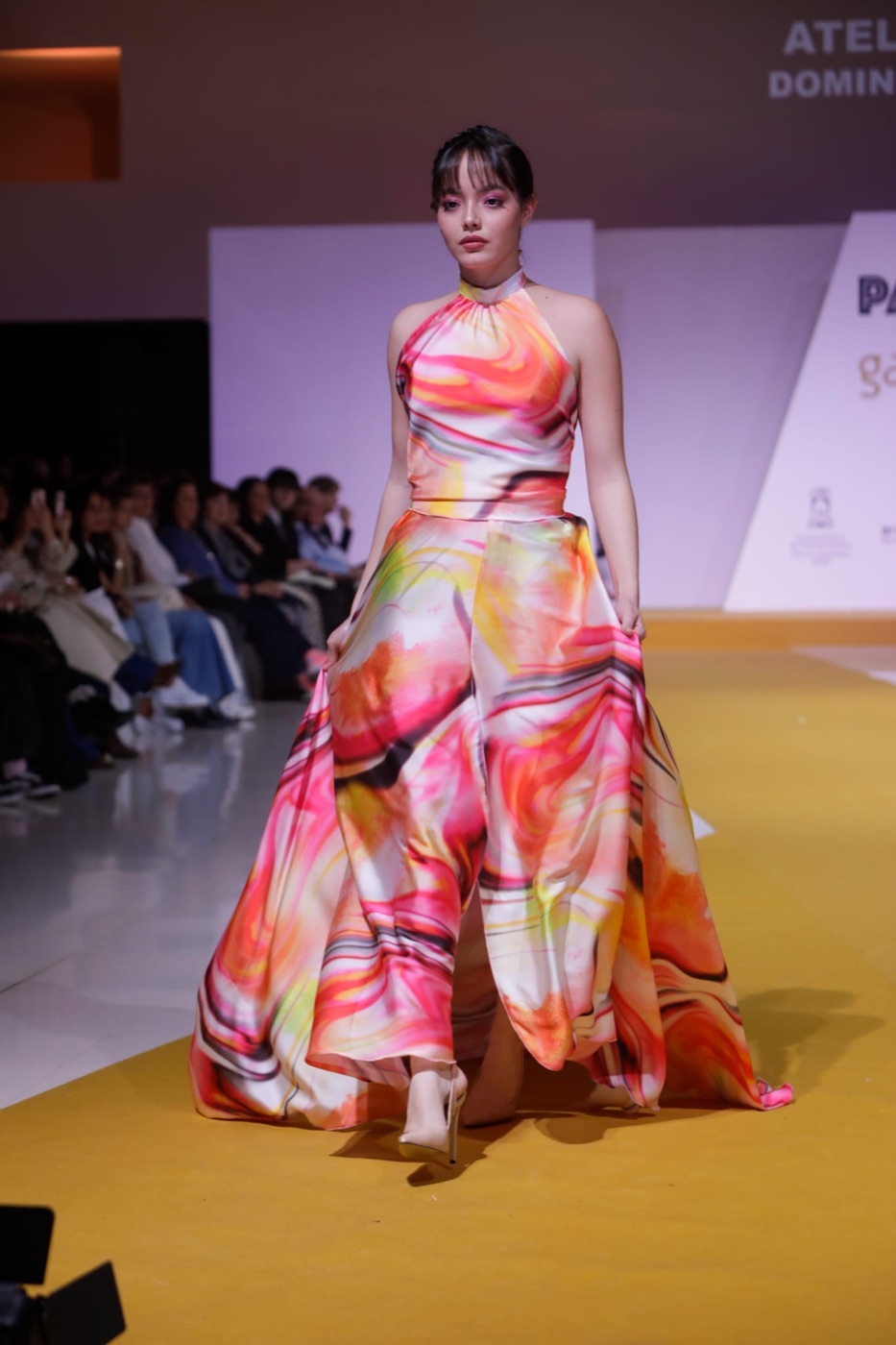 Vestido de gala de Atelier Vitoria: Print abstracto en rosa y amarillo