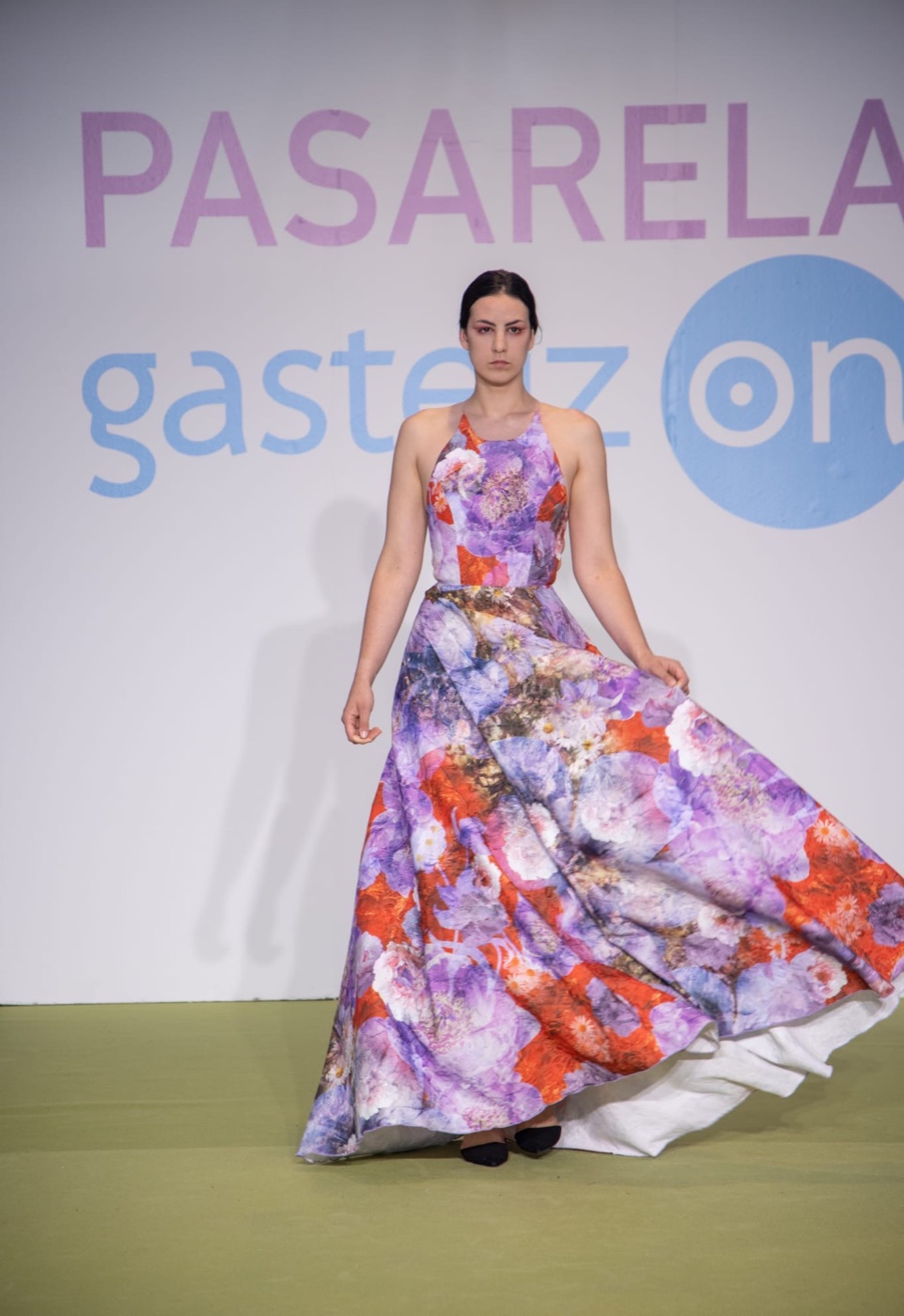 Vestido de gala de Atelier Vitoria: Estampado floral morado y naranja