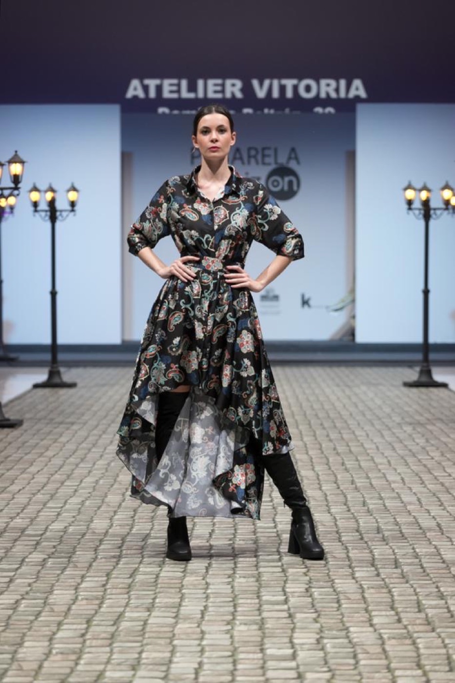 Pasarela de Atelier Vitoria: Paisley con falda transparente